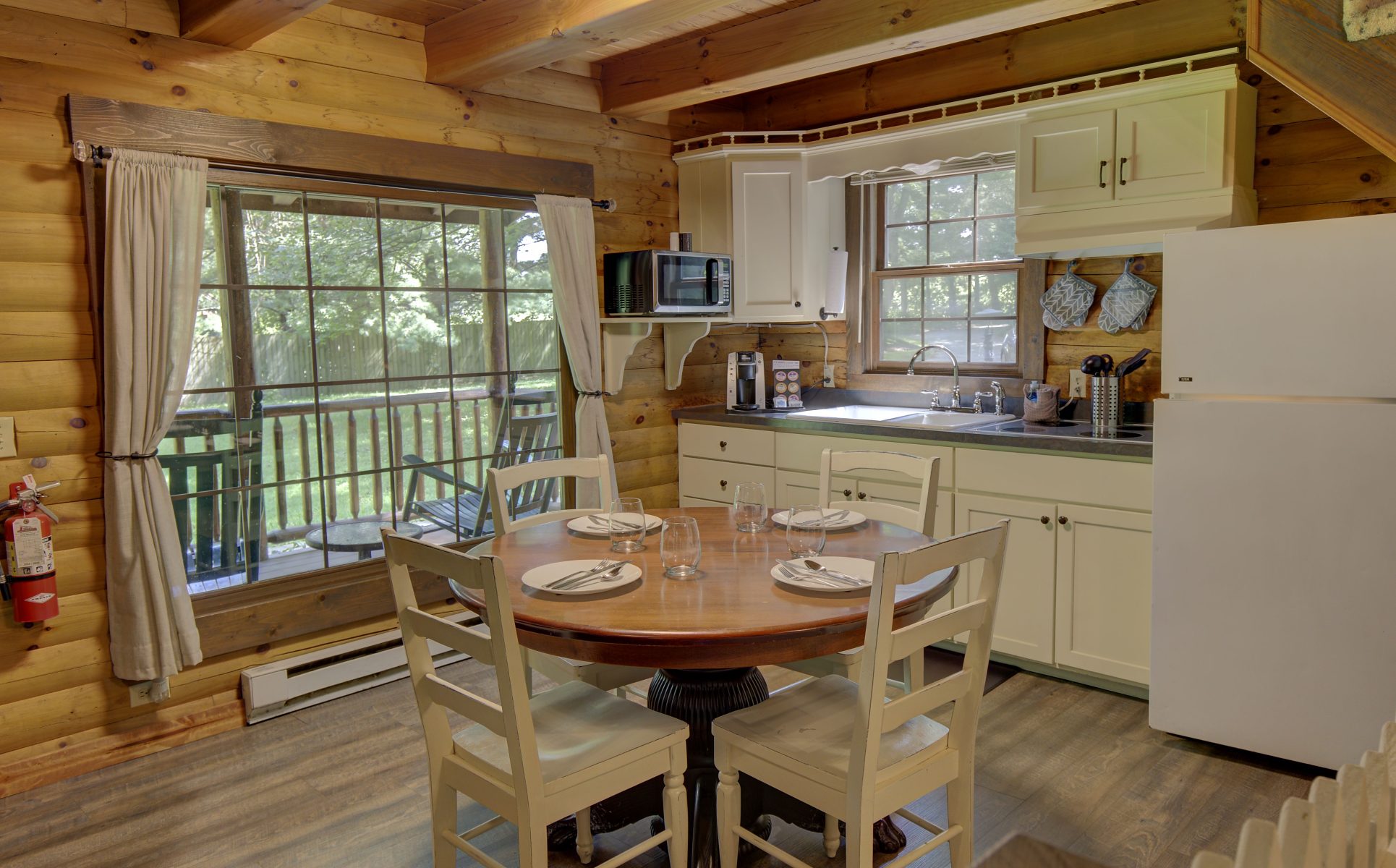 Grapevine Cabin kitchen
